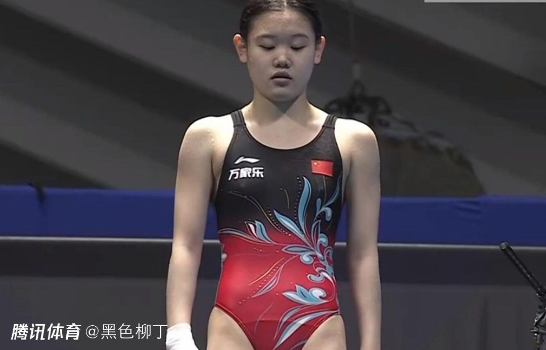 莫文蔚美腿美背抢眼。
