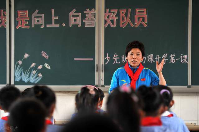 故事非常简单，几乎全片镜头都对准了广袤无际的沙漠，一个人独自7天完成冒险，剧情的戏剧冲突，近乎是靠角色本身与自然之间的生存对抗。