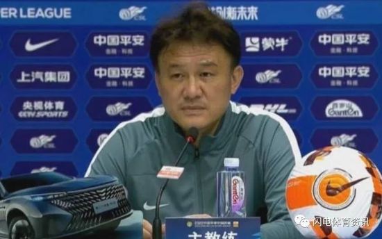 ”马克·里朗斯（中间）据悉，剧版《哈利·波特》将继续在利维斯登片场拍摄，这意味着电影中标志性的场景会回归，同时也将会扩展其他元素。