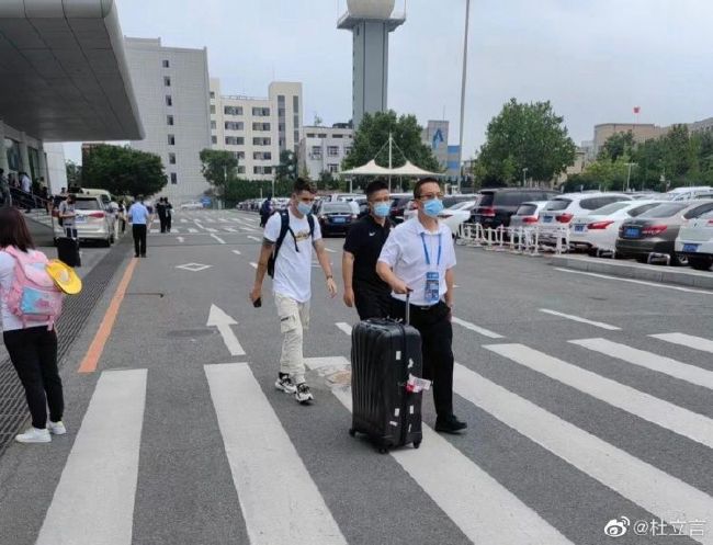 约翰卡拉辛斯基:我是尼科尔斯的影迷 2021-06-22 《唐璜》纽约首映礼 多伦多放映后观众褒贬不一 2013-09-13 由约瑟夫·高登-莱维特自编、自导、自演的电影《唐璜》刚刚在多伦多电影节举行首映没几天,当地时间9月12日,一众主创又出席了该片在纽约举行的首映礼,“囧瑟夫”携主演斯嘉丽·约翰逊、朱丽安·摩尔、托尼 F1赛车疾驰!