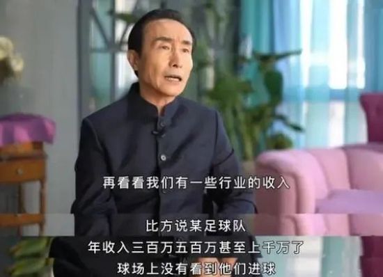 久未露面的冯绍峰穿着休闲装的他颜值虽然依旧能打，但他背手驼背的身姿，还有身材发福隐约可见的肚腩和一头花发更是引人瞩目。