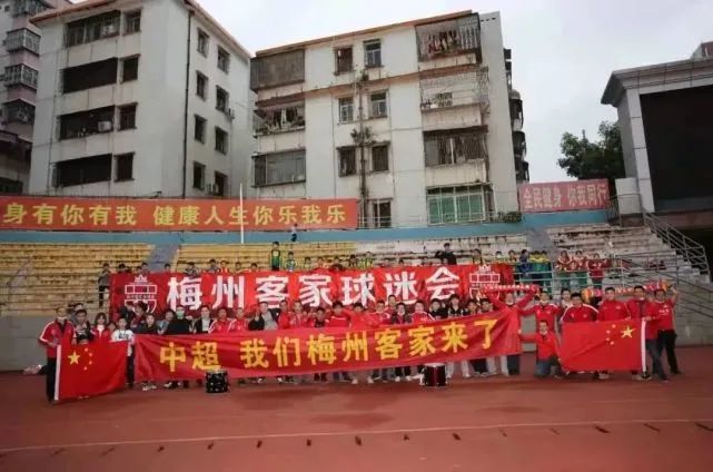 蕾妮·齐薇格单肩裙面容显苍老，和男友道尔·布莱姆豪尔牵手大秀恩爱。