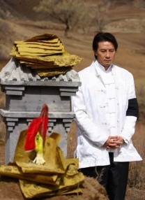 刘亦菲不愿清纯耍性感 抹胸裙露香肩妩媚诱人 2009-11-15 “神仙姐姐”刘亦菲近日为某杂志拍摄了一组写真，以不同于以往清纯的形象登上封面，秀窈窕身材长发飞舞，完美童颜却蜕变得更加成熟妩媚，性感指数飙升。