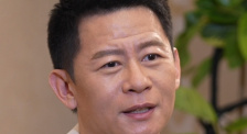 “大海啸”不敢比《大白鲨》 释小龙角色死太早 2012-09-02 9月1日，威尼斯电影节第4天，中国和澳大利亚合拍的影片《大海啸鲨口逃生》举行发布会，导演金波•兰道、和两位制片人现身。