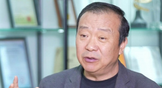 按照遗嘱，阿兰·德龙希望将爱犬卢博安乐死，并与他一起埋葬，遭到动物权利人士的强烈抗议。